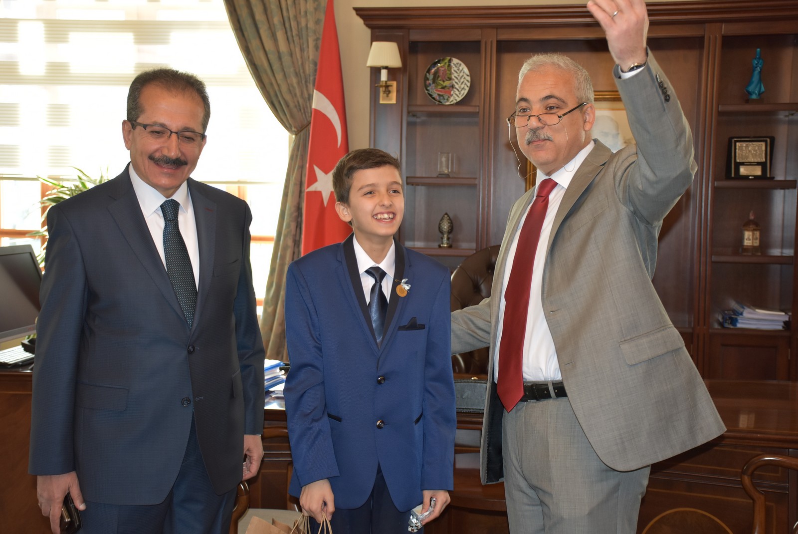 Manisa Valisi Mustafa Hakan GÜVENÇER, Hafızımız Ahmet Said İPEK'İ makamında ağırladı.
